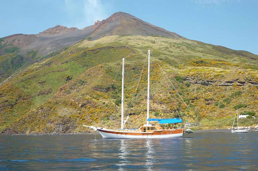 Boat cruise to the Aeolian Islands-image-4