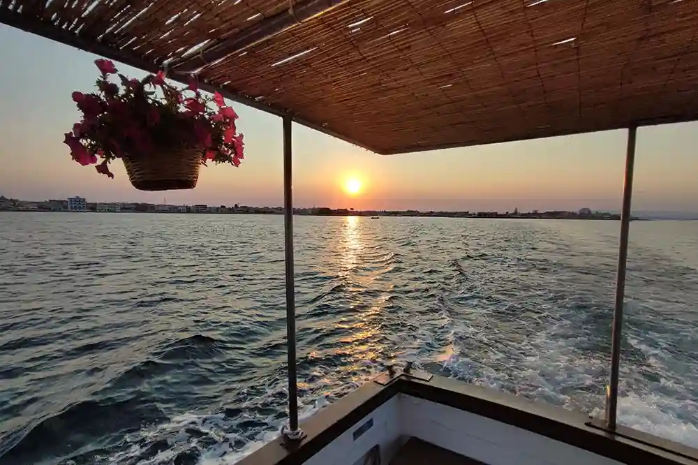 Giro in barca con aperitivo al tramonto a Marzamemi-image-4