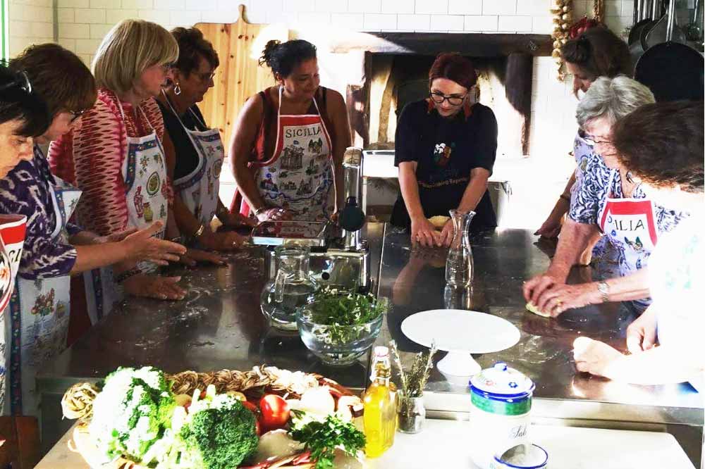Cours de cuisine à la campagne avec déjeuner à base de produits siciliens typiques à Agrigente-image-6