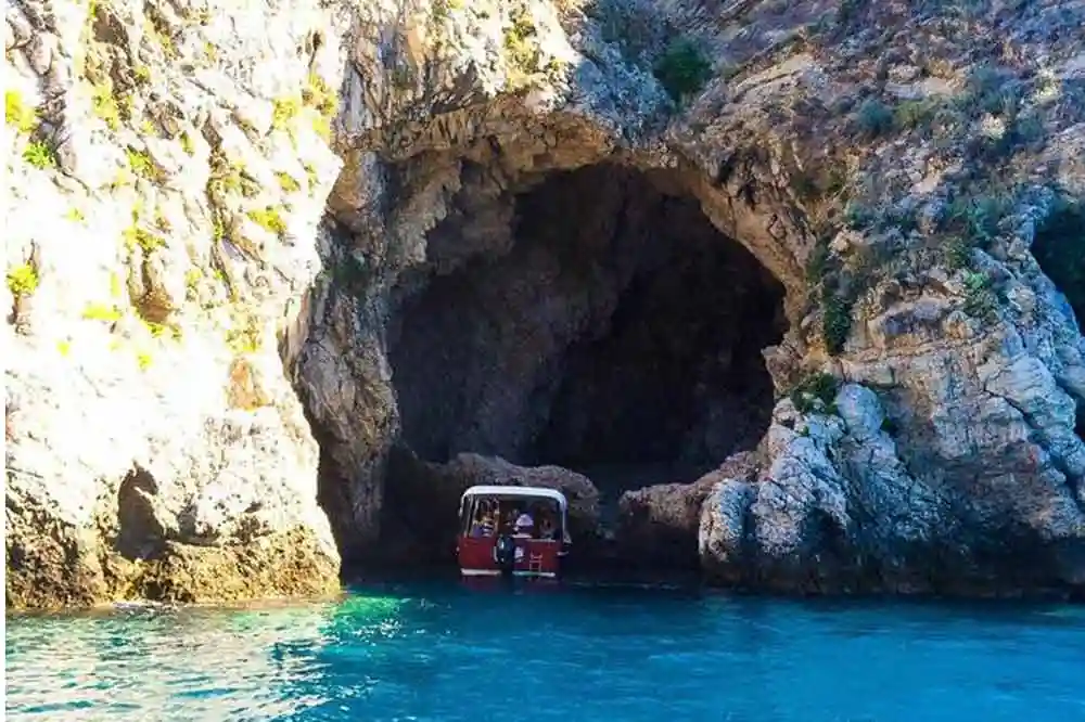 Excursion en bateau à Taormine : d'Isola Bella à la grotte bleue avec un apéritif à bord-image-6