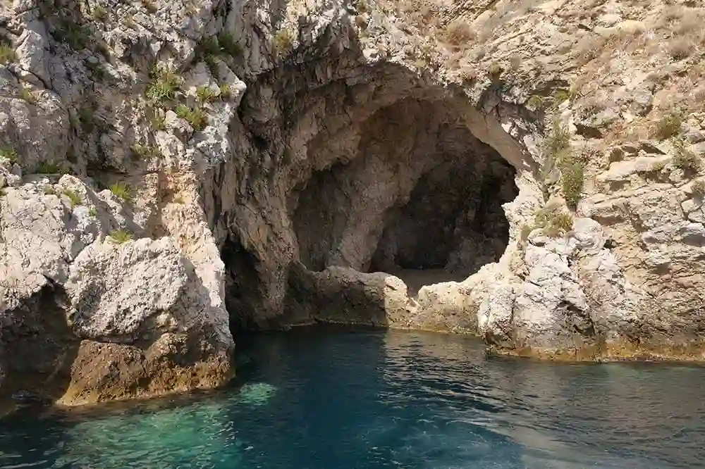 Excursion en bateau à Taormine : d'Isola Bella à la grotte bleue avec un apéritif à bord-image-5
