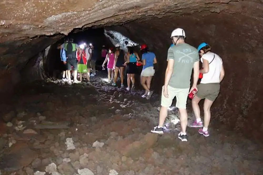 Trekking urbain et en nature à Catane: Grottes volcaniques, Histoire et mythes-image-5