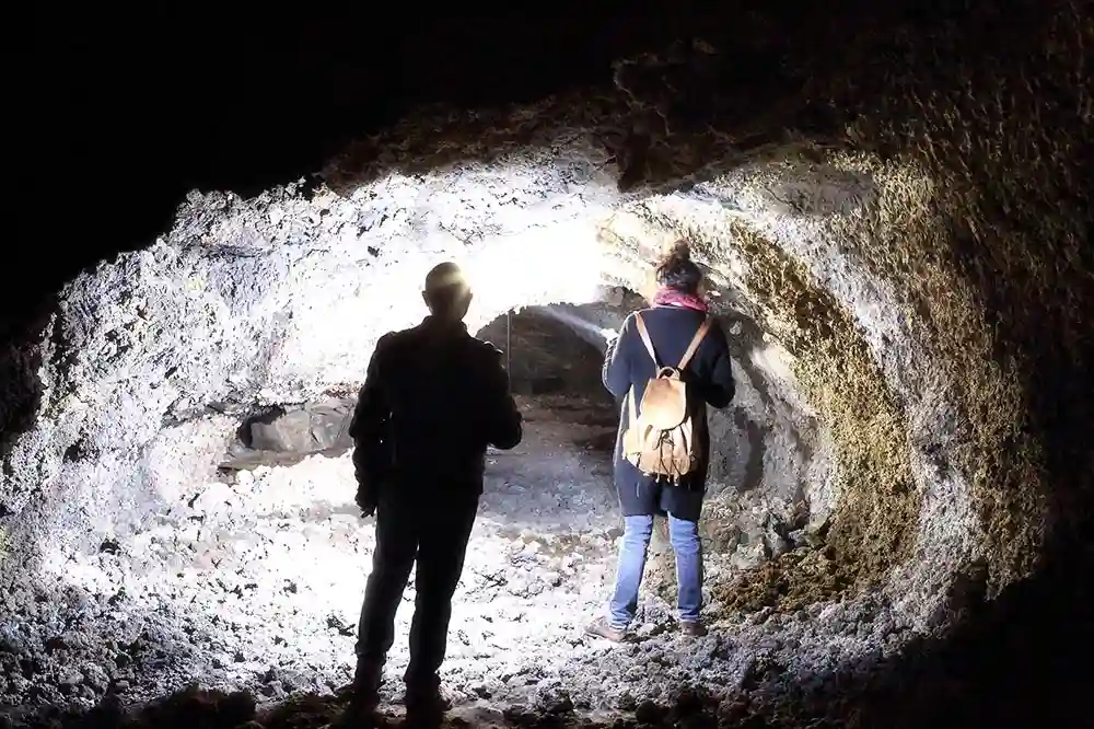Trekking urbain et en nature à Catane: Grottes volcaniques, Histoire et mythes-image-4