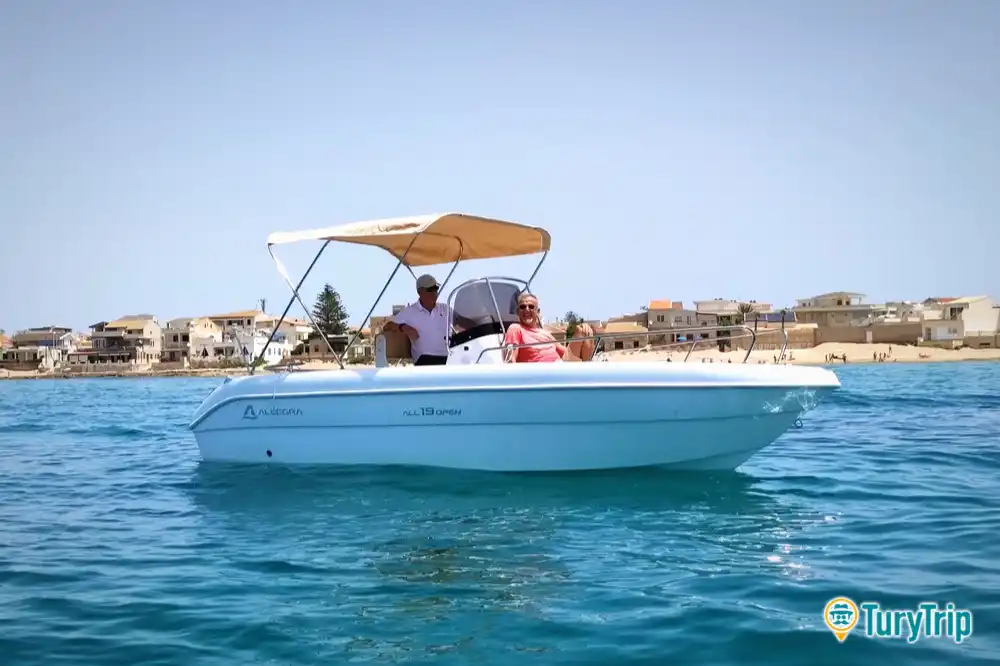 Escursione privata in barca a motore con skipper sulla costa di Ragusa-image-4